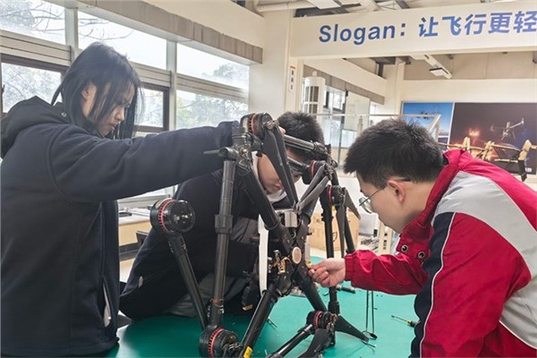 成都市中和职业中学打造无人机专业产教融合新范式